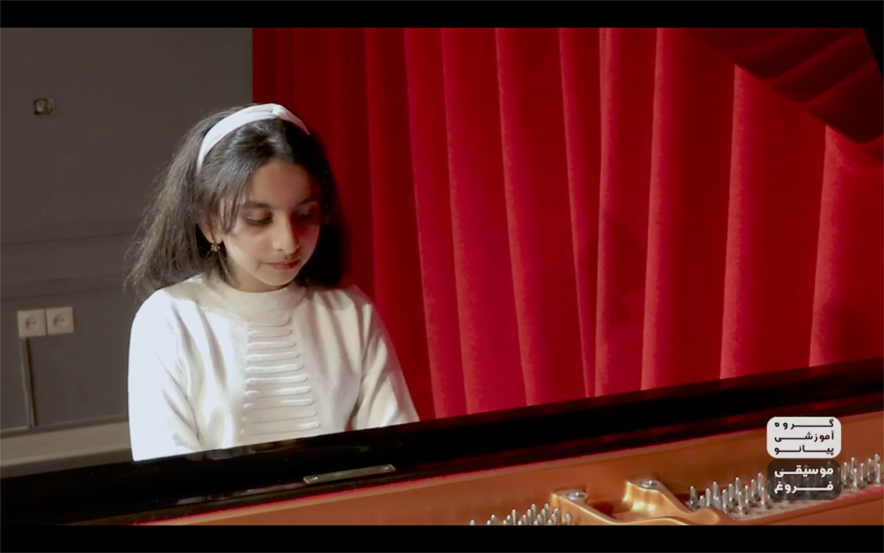 اجرای هنرجوی برگزیده در امتحانات پیانو سال99
